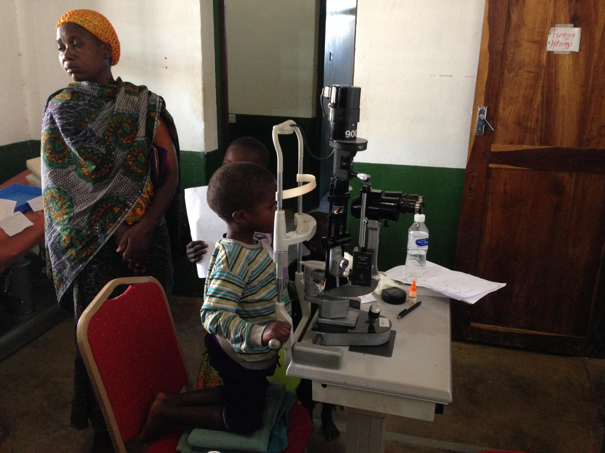 Sehtest für Kinder in Tansania 